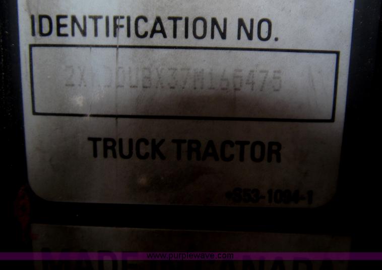 image for item F7056 2007 Kenworth T800 semi truck