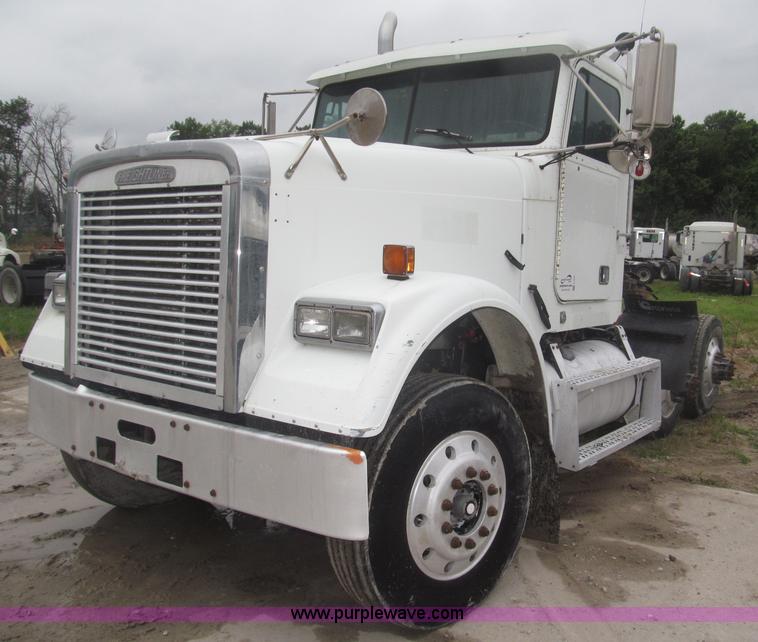 image for item F7057 1995 Freightliner FLD120SD semi truck