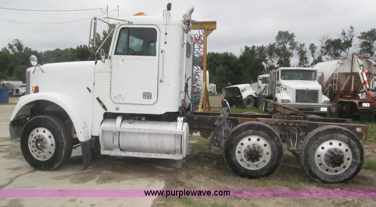 image for item F7057 1995 Freightliner FLD120SD semi truck