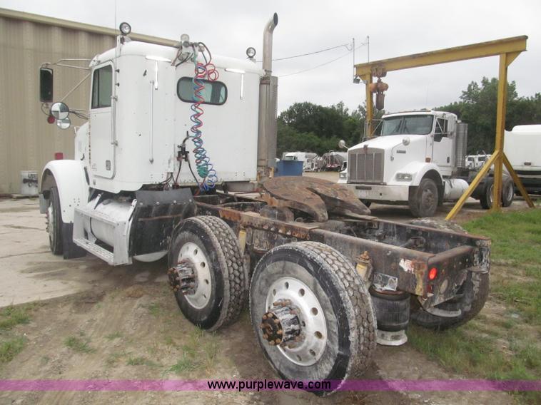 image for item F7057 1995 Freightliner FLD120SD semi truck