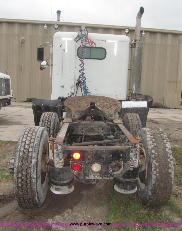 image for item F7057 1995 Freightliner FLD120SD semi truck