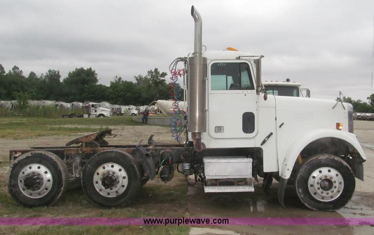 image for item F7057 1995 Freightliner FLD120SD semi truck