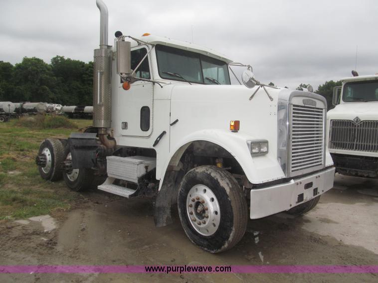 image for item F7057 1995 Freightliner FLD120SD semi truck
