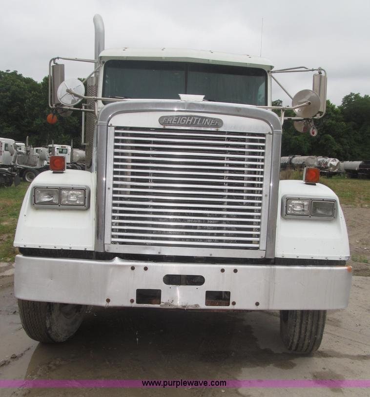 image for item F7057 1995 Freightliner FLD120SD semi truck