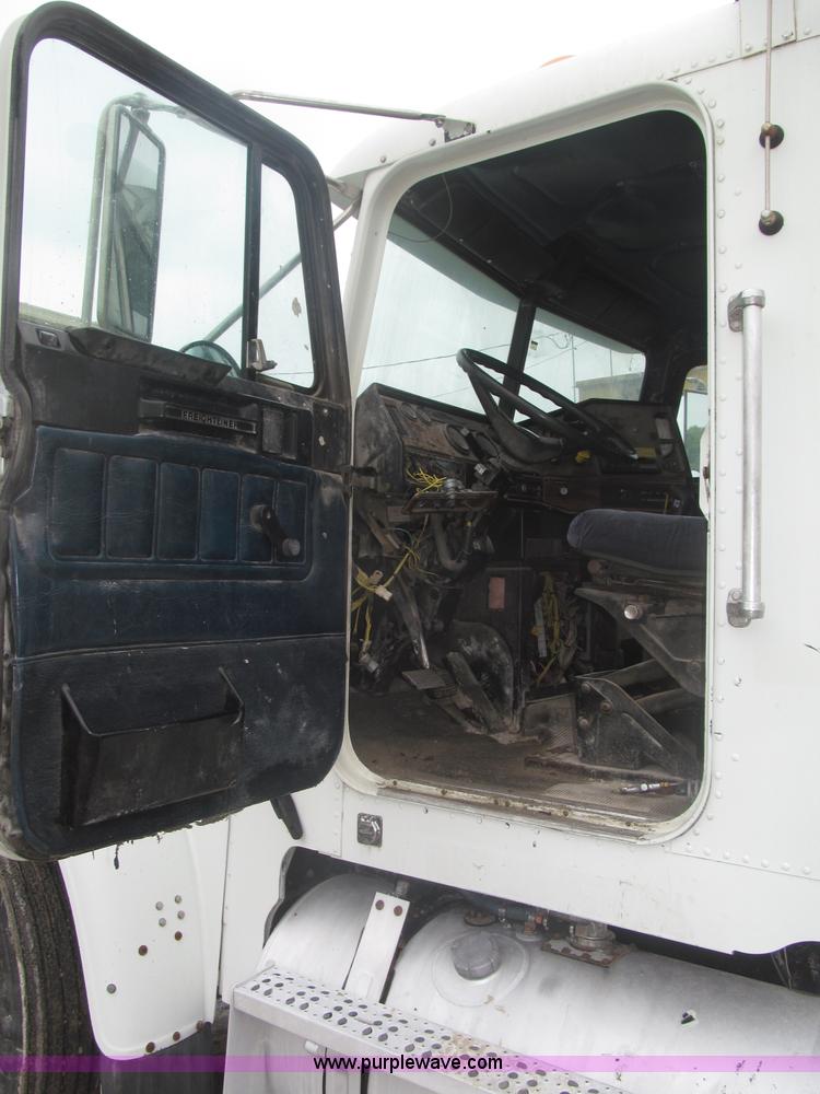 image for item F7057 1995 Freightliner FLD120SD semi truck