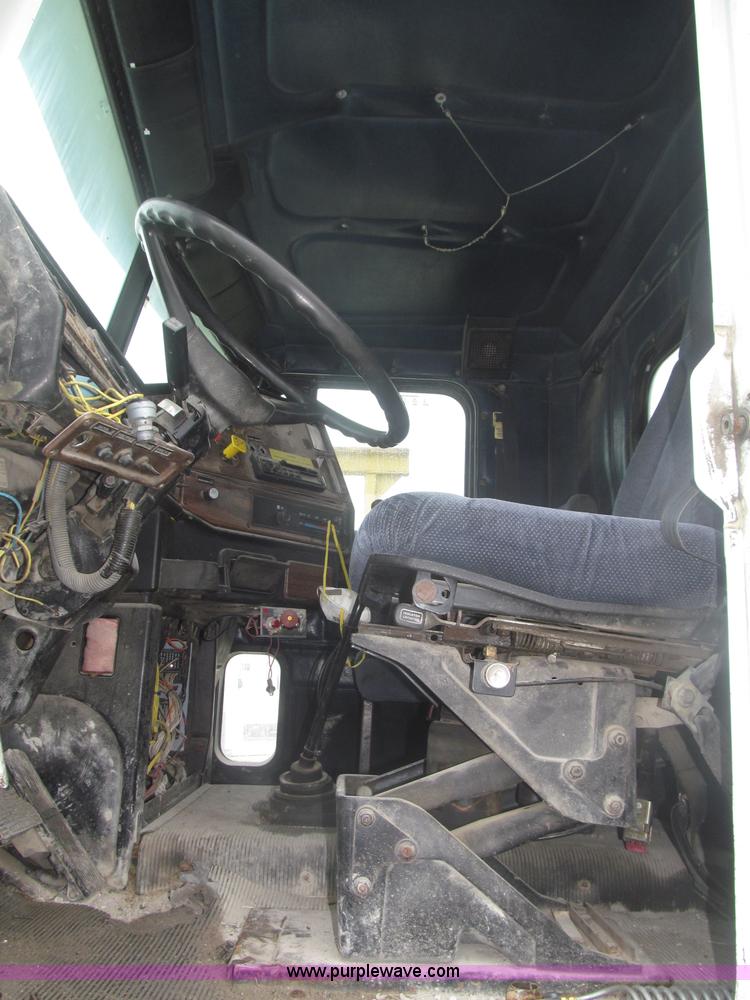 image for item F7057 1995 Freightliner FLD120SD semi truck