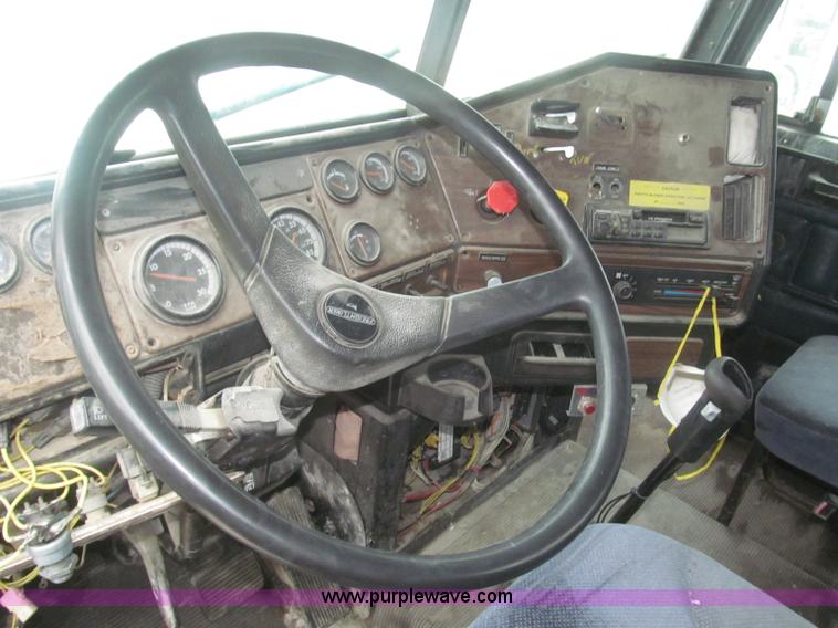 image for item F7057 1995 Freightliner FLD120SD semi truck