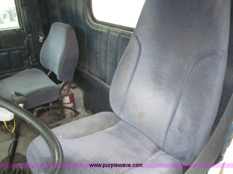 image for item F7057 1995 Freightliner FLD120SD semi truck