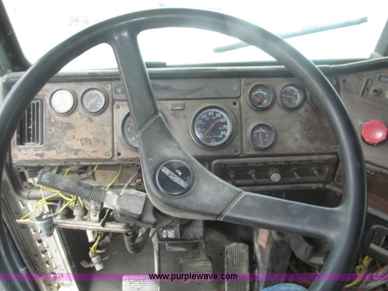 image for item F7057 1995 Freightliner FLD120SD semi truck