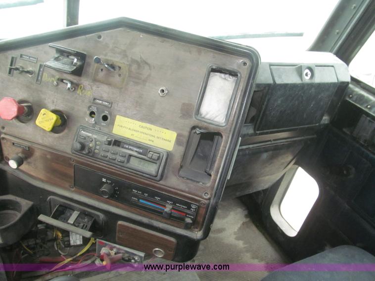 image for item F7057 1995 Freightliner FLD120SD semi truck