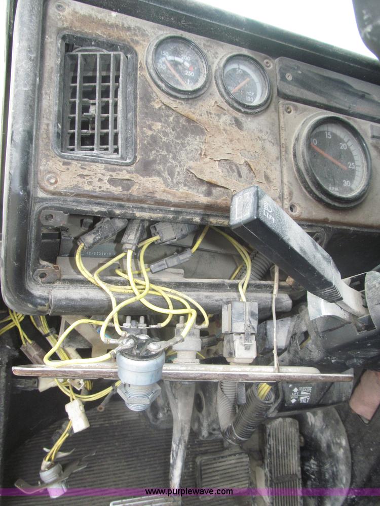 image for item F7057 1995 Freightliner FLD120SD semi truck