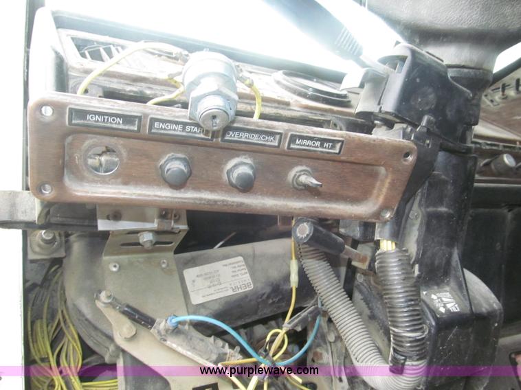 image for item F7057 1995 Freightliner FLD120SD semi truck