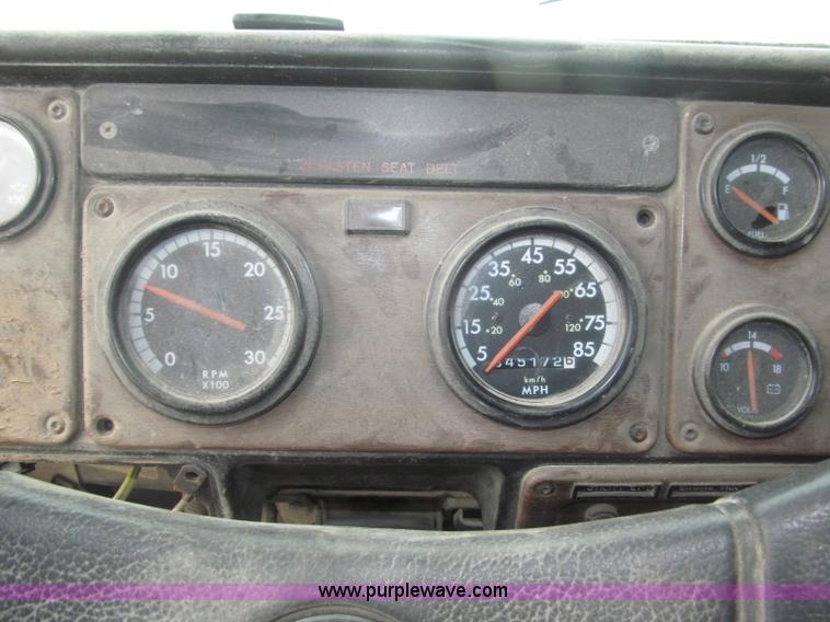 image for item F7057 1995 Freightliner FLD120SD semi truck