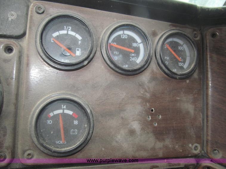 image for item F7057 1995 Freightliner FLD120SD semi truck