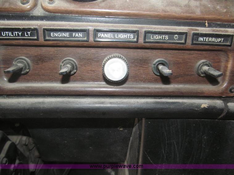 image for item F7057 1995 Freightliner FLD120SD semi truck