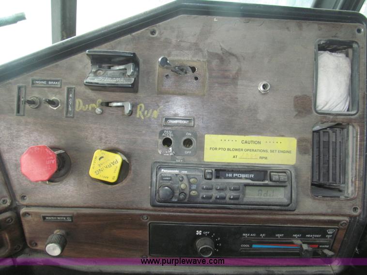 image for item F7057 1995 Freightliner FLD120SD semi truck