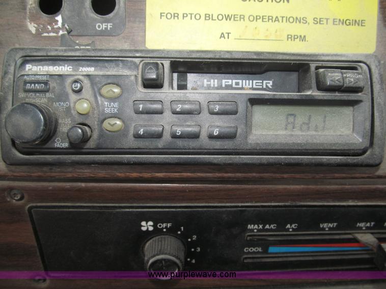 image for item F7057 1995 Freightliner FLD120SD semi truck