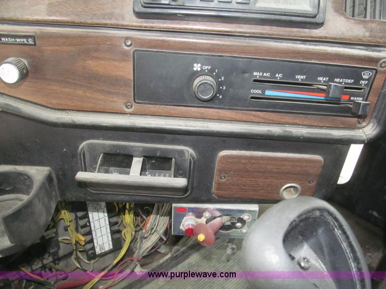 image for item F7057 1995 Freightliner FLD120SD semi truck