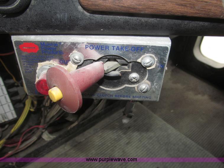 image for item F7057 1995 Freightliner FLD120SD semi truck