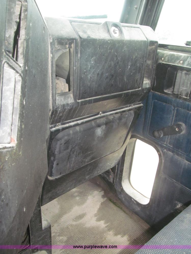 image for item F7057 1995 Freightliner FLD120SD semi truck