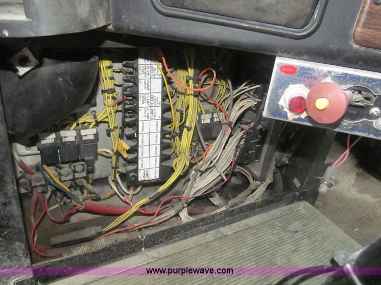 image for item F7057 1995 Freightliner FLD120SD semi truck