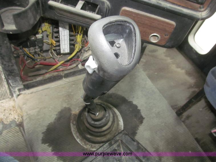 image for item F7057 1995 Freightliner FLD120SD semi truck