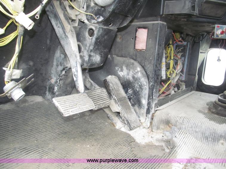 image for item F7057 1995 Freightliner FLD120SD semi truck