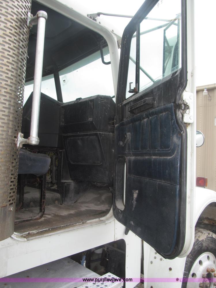 image for item F7057 1995 Freightliner FLD120SD semi truck