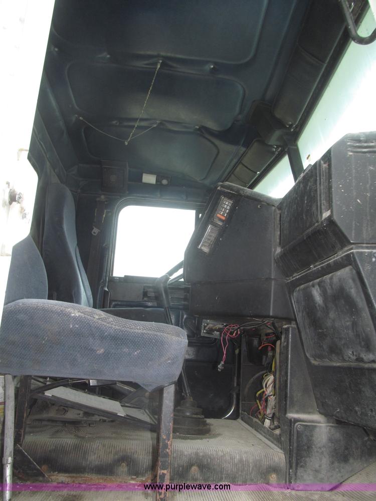 image for item F7057 1995 Freightliner FLD120SD semi truck