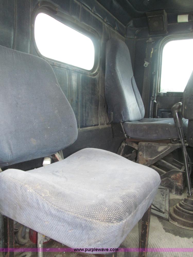 image for item F7057 1995 Freightliner FLD120SD semi truck