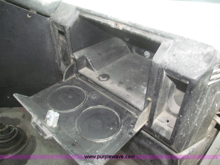 image for item F7057 1995 Freightliner FLD120SD semi truck