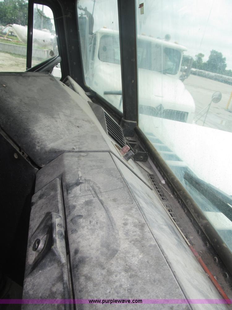 image for item F7057 1995 Freightliner FLD120SD semi truck