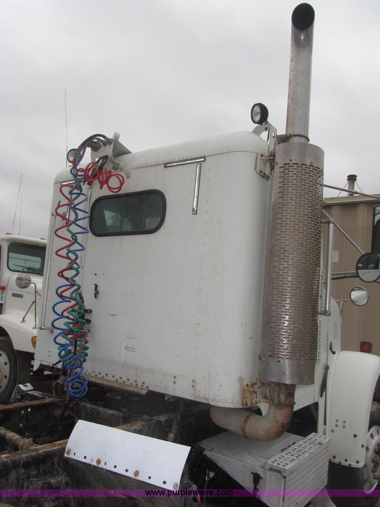 image for item F7057 1995 Freightliner FLD120SD semi truck