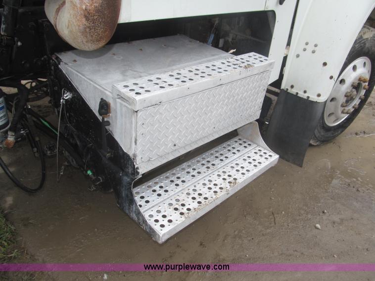 image for item F7057 1995 Freightliner FLD120SD semi truck