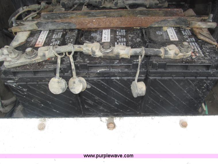 image for item F7057 1995 Freightliner FLD120SD semi truck