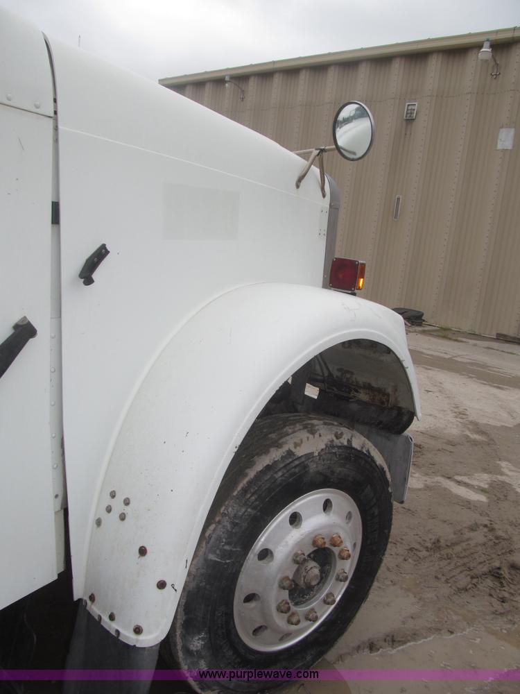 image for item F7057 1995 Freightliner FLD120SD semi truck