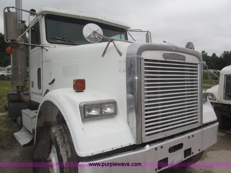 image for item F7057 1995 Freightliner FLD120SD semi truck