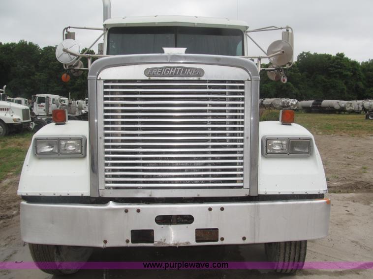 image for item F7057 1995 Freightliner FLD120SD semi truck