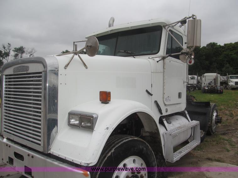 image for item F7057 1995 Freightliner FLD120SD semi truck