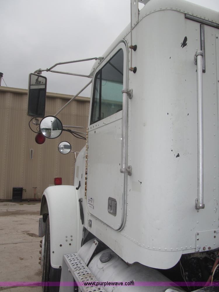 image for item F7057 1995 Freightliner FLD120SD semi truck