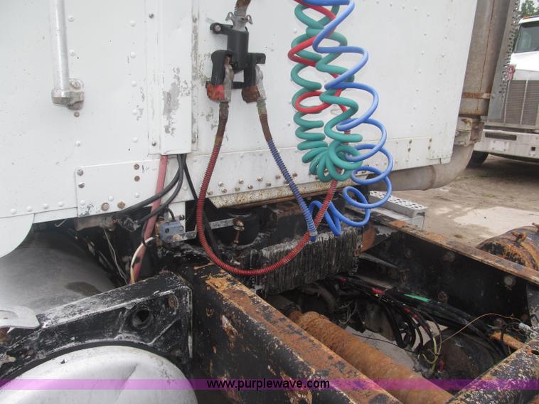 image for item F7057 1995 Freightliner FLD120SD semi truck