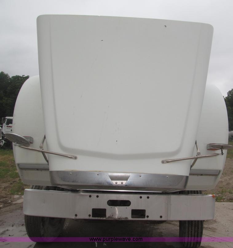 image for item F7057 1995 Freightliner FLD120SD semi truck