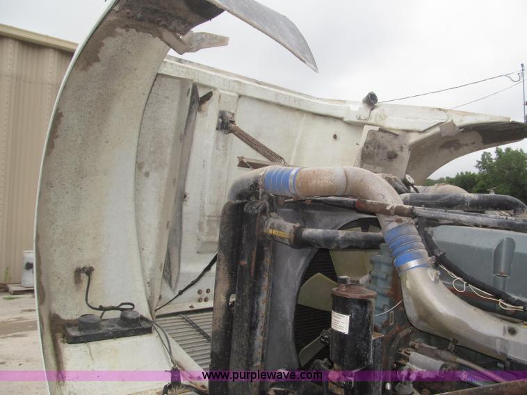 image for item F7057 1995 Freightliner FLD120SD semi truck