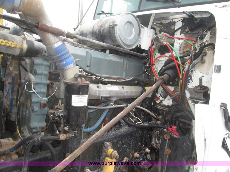 image for item F7057 1995 Freightliner FLD120SD semi truck