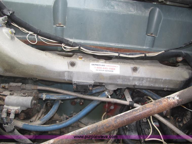 image for item F7057 1995 Freightliner FLD120SD semi truck