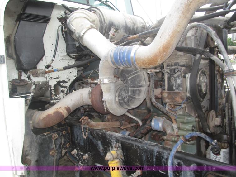 image for item F7057 1995 Freightliner FLD120SD semi truck