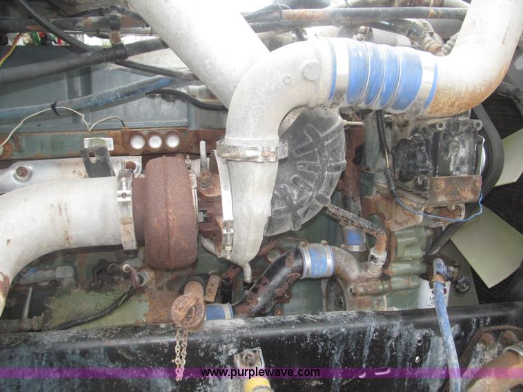 image for item F7057 1995 Freightliner FLD120SD semi truck