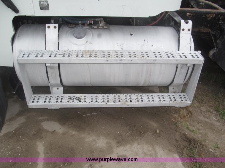 image for item F7057 1995 Freightliner FLD120SD semi truck