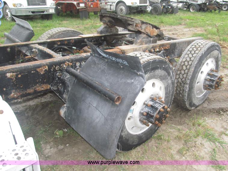 image for item F7057 1995 Freightliner FLD120SD semi truck