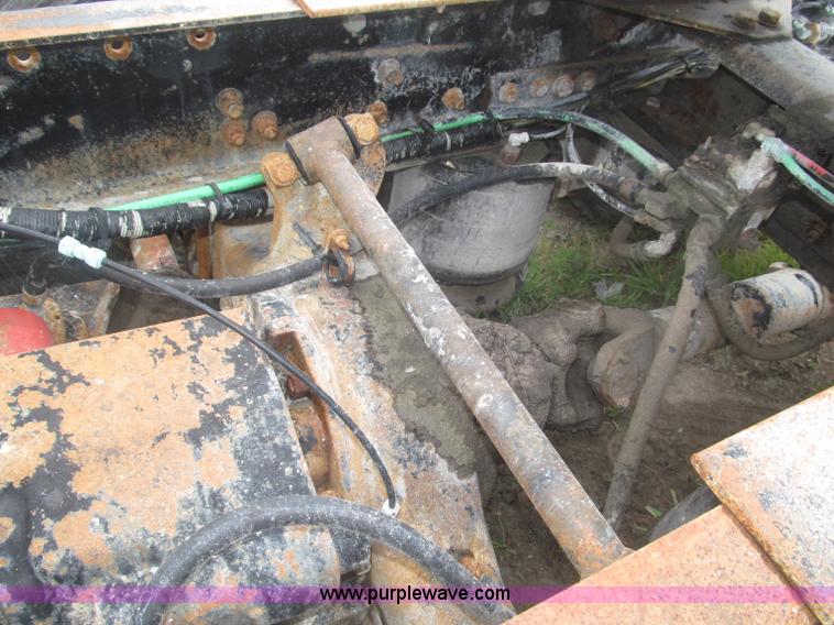 image for item F7057 1995 Freightliner FLD120SD semi truck